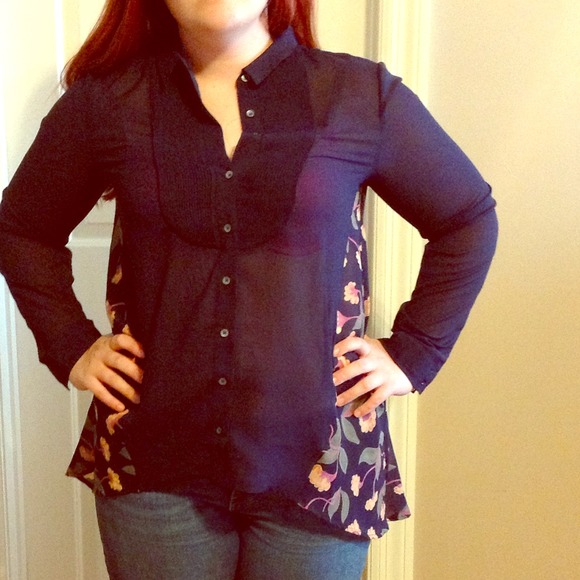 BUNDLEDNWOT Hi-low button down sheer top size M