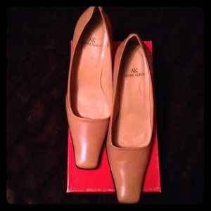 💥SALE💥Anne Klein camel colored leather pumps