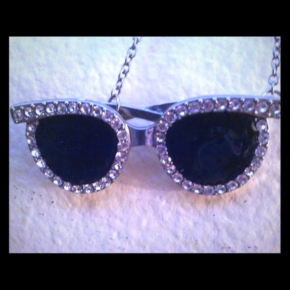🎉2x HOST PIC 9/16🎉Fun Sunglass Necklace