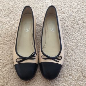🚫SOLD🚫Talbots tan and black tip flats