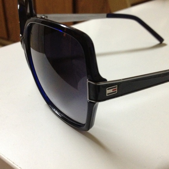 ?hold? Tommy Hilfiger Sunglasses main image 2