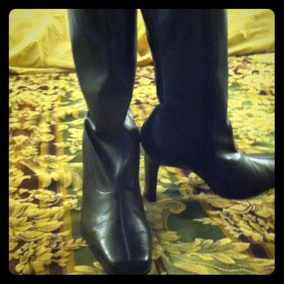 Black high heel boots 🐾