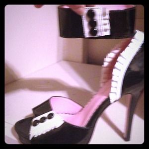 **Price cut*Stiletto tuxedo ruffle sandal**hold
