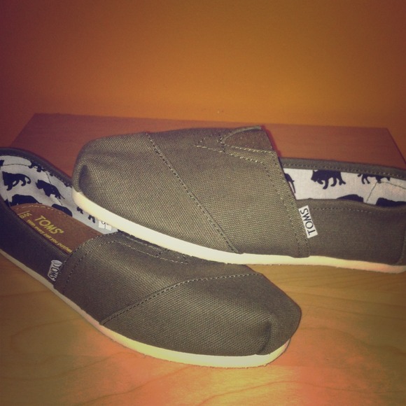 NWOT Army Green TOMS