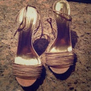 Report signature champagne/gold colored heels