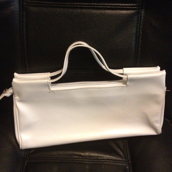 White clutch and blk slippers
