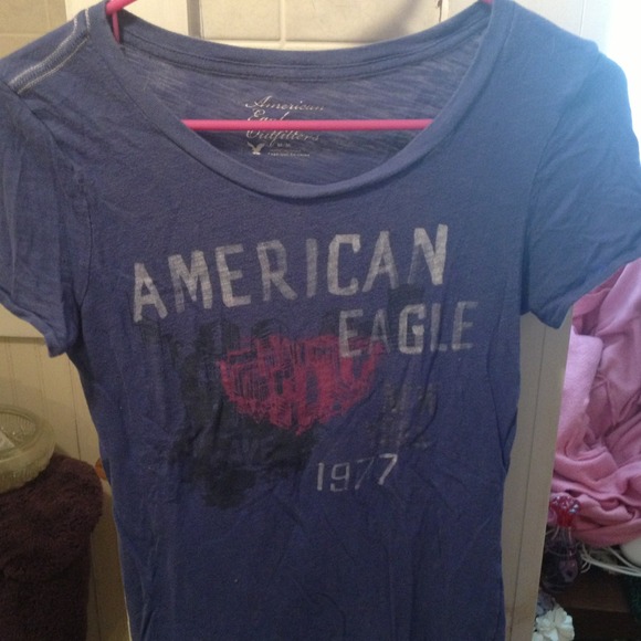 🚫SOLD IN BUNDLE🚫 Blue American Eagle tshirt