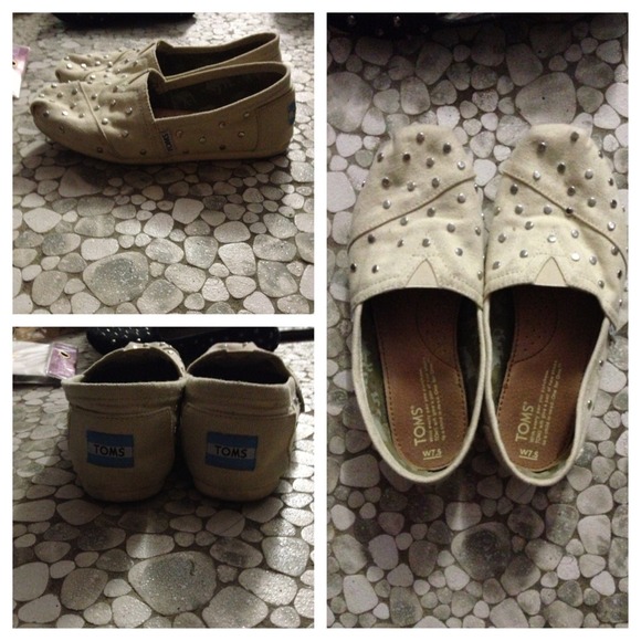 ✨RESERVED✨studded toms