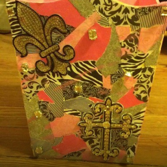 Multipurpose base of gift basket/ wastebasket