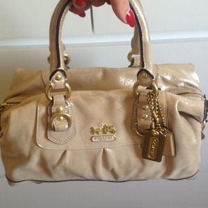 👜Make an offer!!👝Gold Coach Purse👜👝