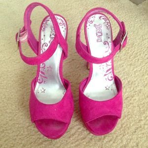 Brash brand heels in fushia