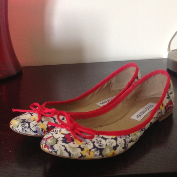 Steve madden floral print flats