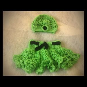 Ruffles skirt with matching beanie