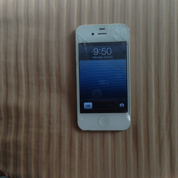 White Verizon iPhone 4 16 GB cracked scrn works 👍