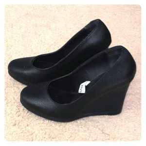 Wedge black heels, super comfy