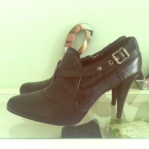 FLASH SALE!!!!Simply Vera by Vera Wang booties 9.5