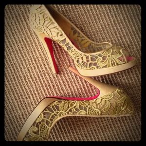 Betsy Johnson "Arin" gold satin pumps