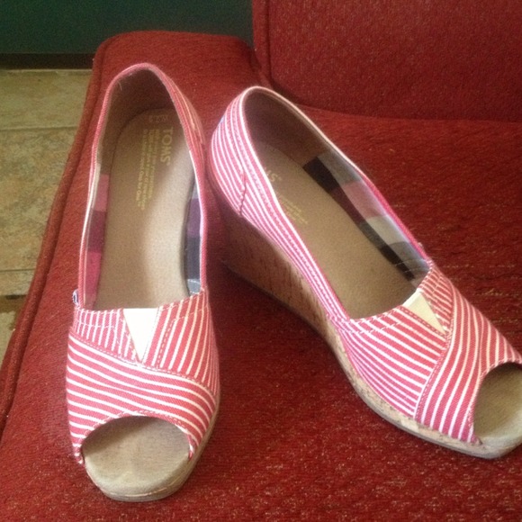 TOMS Shoes - 💢HOLD💢Great Summer Toms Wedges