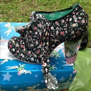 Black w/ flower pattern fabric upper.