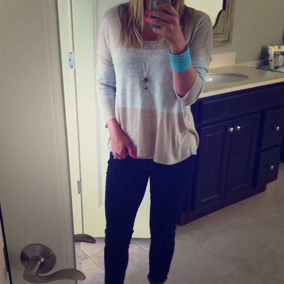 *****SOLD***Kensie super lightweight sweater