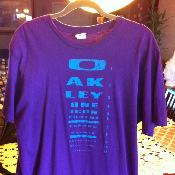 men's oakley t-shirt.