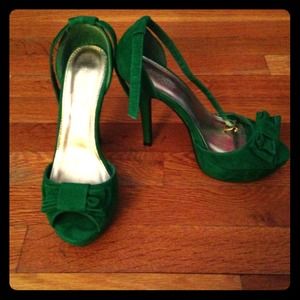 Green velvet bow heels.