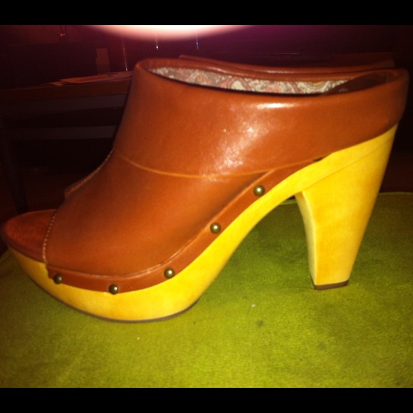 ✨NEW✨ Mossimo Tan Clogs - Picture 3 of 4