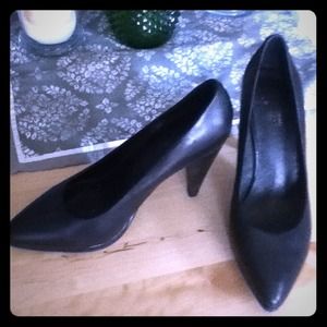 Black pumps