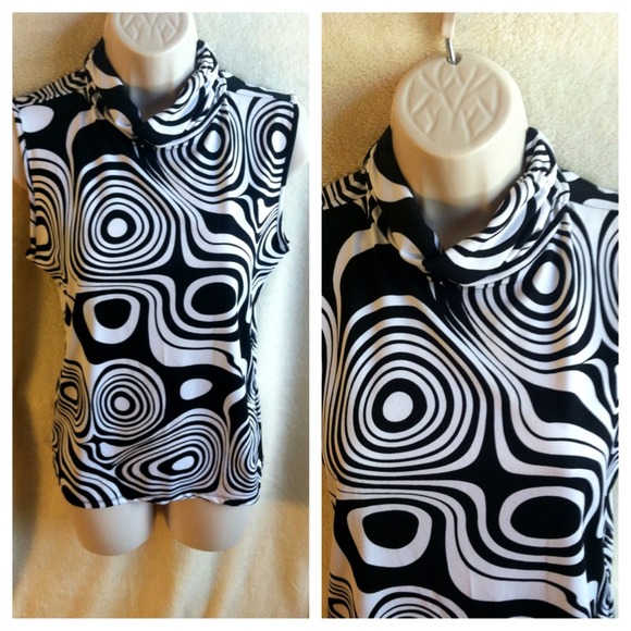 SOLD 💋Sassy Black and White Tank Top!