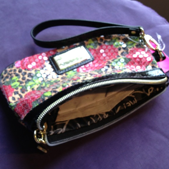 !!SOLD!!!   Betsey Johnson Wristlet - Picture 3 of 3