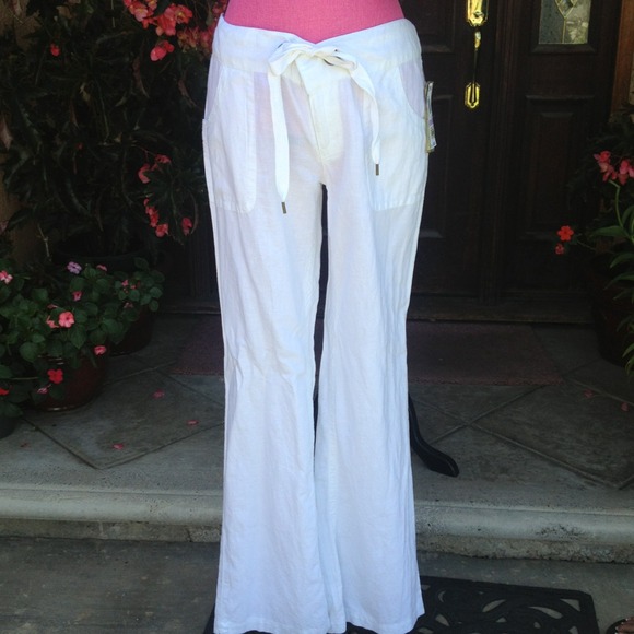 Casual White Pants. ๐
- Picture 1 of 4