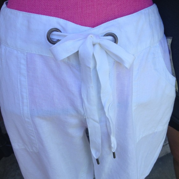 Casual White Pants. ๐
- Picture 2 of 4