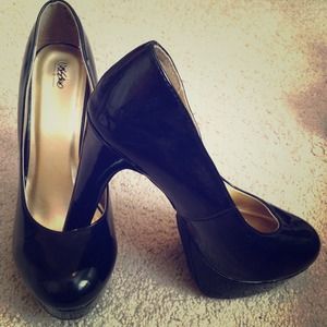 Brand new black pumps!! Size 8 :)
