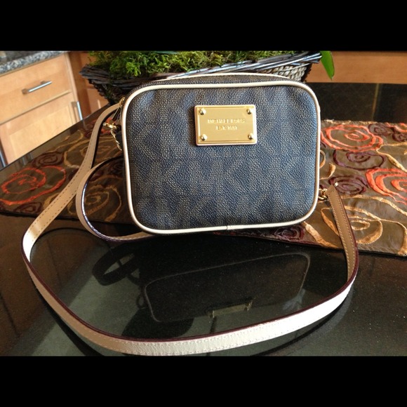 ❌SOLD❌😁MK Brown Crossbody Purse*SOLD*