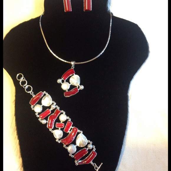 Outstanding Coral,Mother Pearl and Shell set.