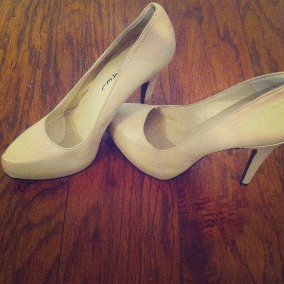 MICHAEL Shannon nude pumps!