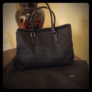 🌟AUTHENTIC🌟 Fendi Shopping Piccola handbag