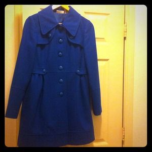 Im selling a Dkny coat