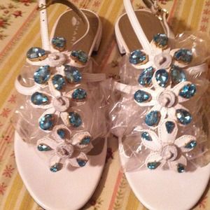 (TRADE FABS1313)New white sandals bling  7  tahari