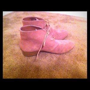 I'm selling  some trendy comfy shoes .