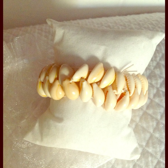 SOLDPuka Shell Multi-Multi Strand Stretch Bracelet