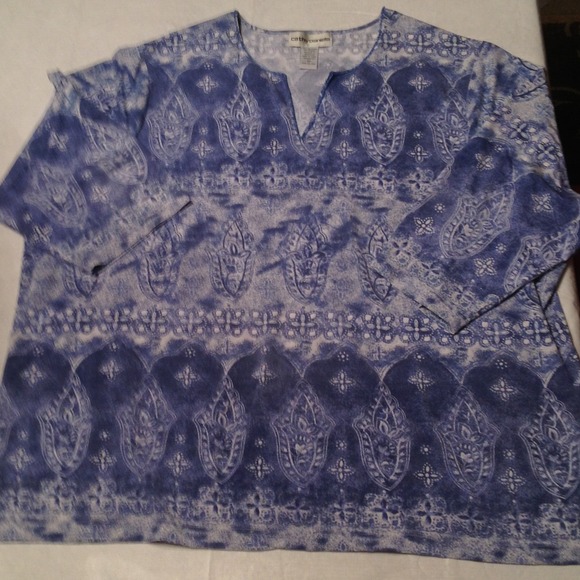 Beaded v-neck 3/4 sleeve top