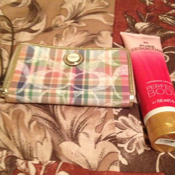 (SOLD)Coach wristlet w/bonus