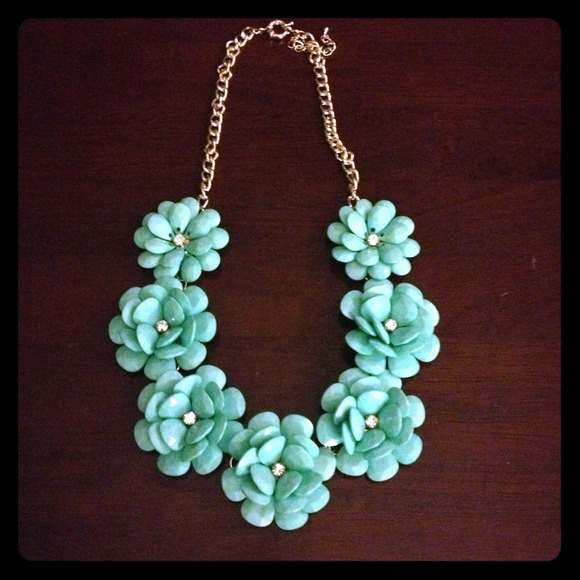 Light green beaded rose necklace