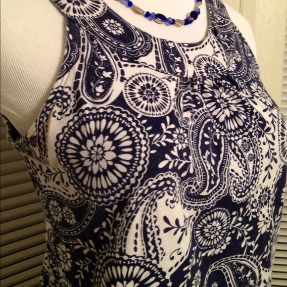 💥SOLD IN BUNDLE💥Blue and White top