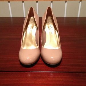 Nude pumps