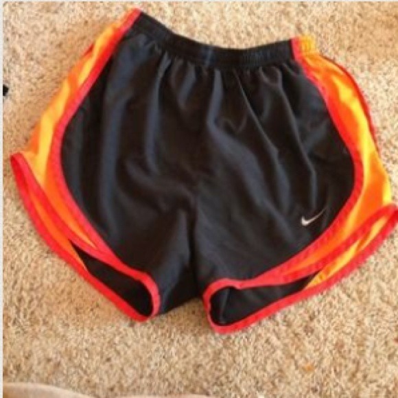 ✨BUNDLED✨ pink under armour & black Nike shorts