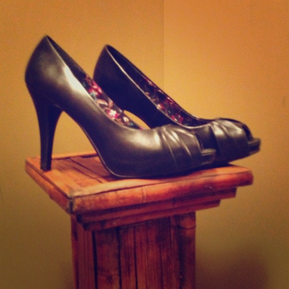 Candie's peep toe pumps