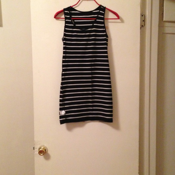 very cute long summer tank in black and white colo