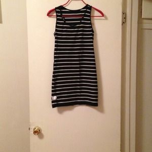 very cute long summer tank in black and white colo
